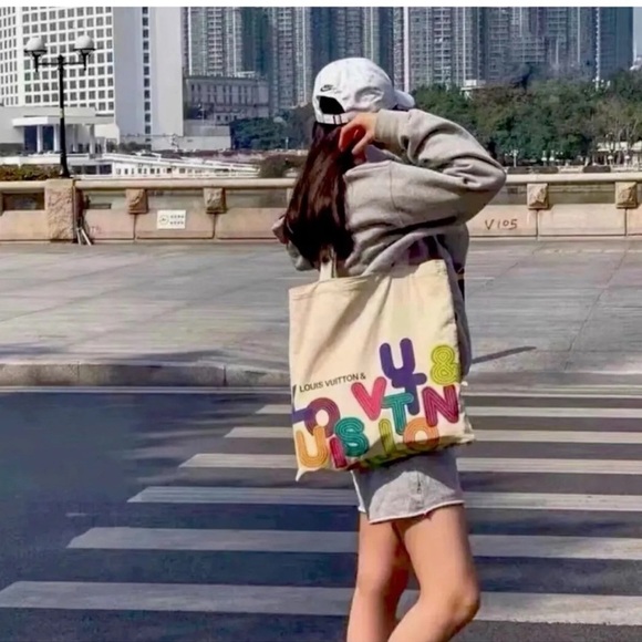 Louis Vuitton Limited Edition Canvas Tote Bag – Exhibition Exclusive - Picture 3 of 5